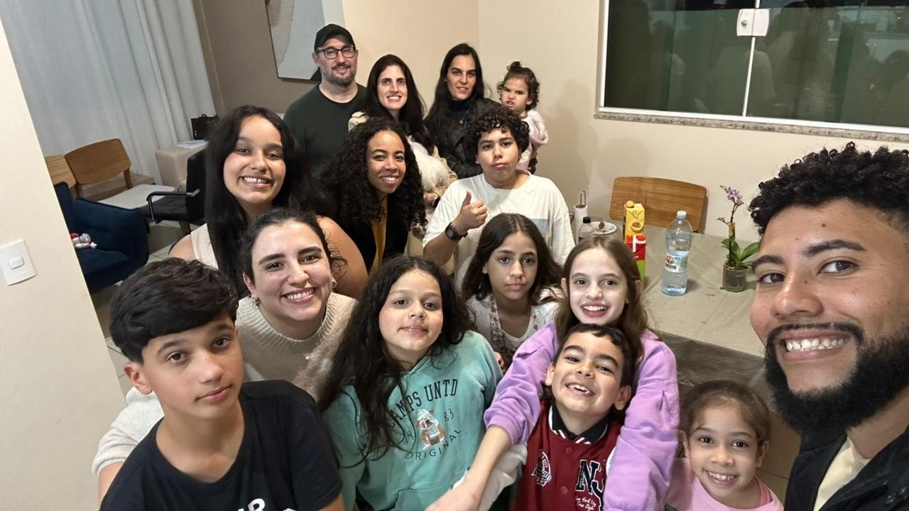 Pequeno Grupo reunido com famílias